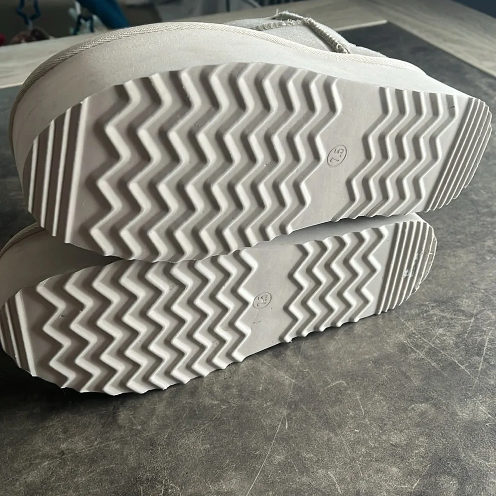 Boots - Picture 4 of 4